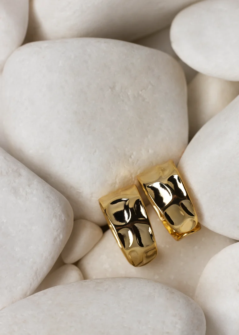 1-expensive-golden-ring-displayed-rocks