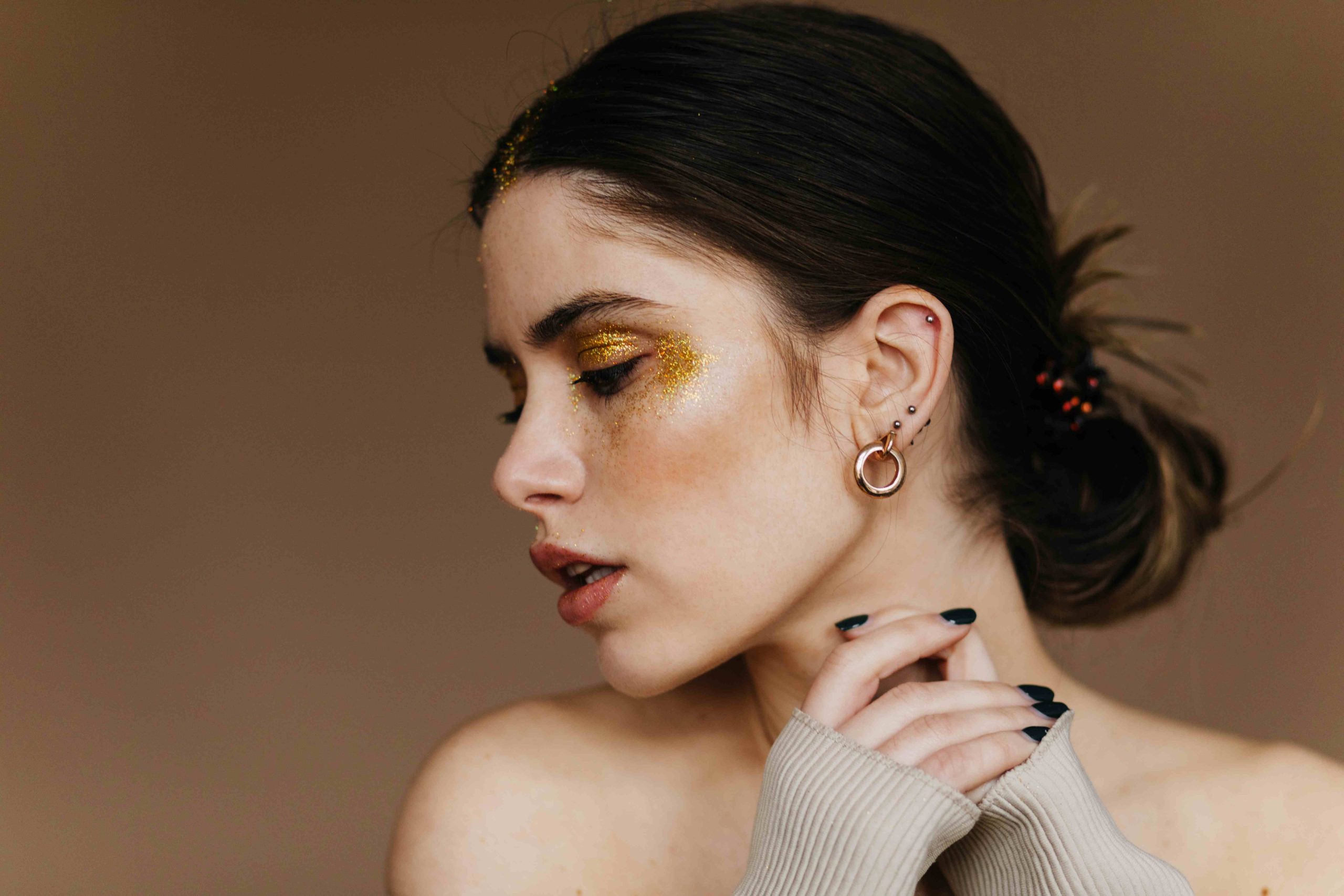 fascinating-woman-with-pa1-rty-makeup-posing-indoor-close-up-photo-relaxed-brunette-girl-wears-earrings