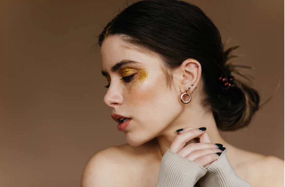 fascinating-woman-with-party-makeup-posing-indoor-close-up-photo-relaxed-brunette-girl-wears-earrings
