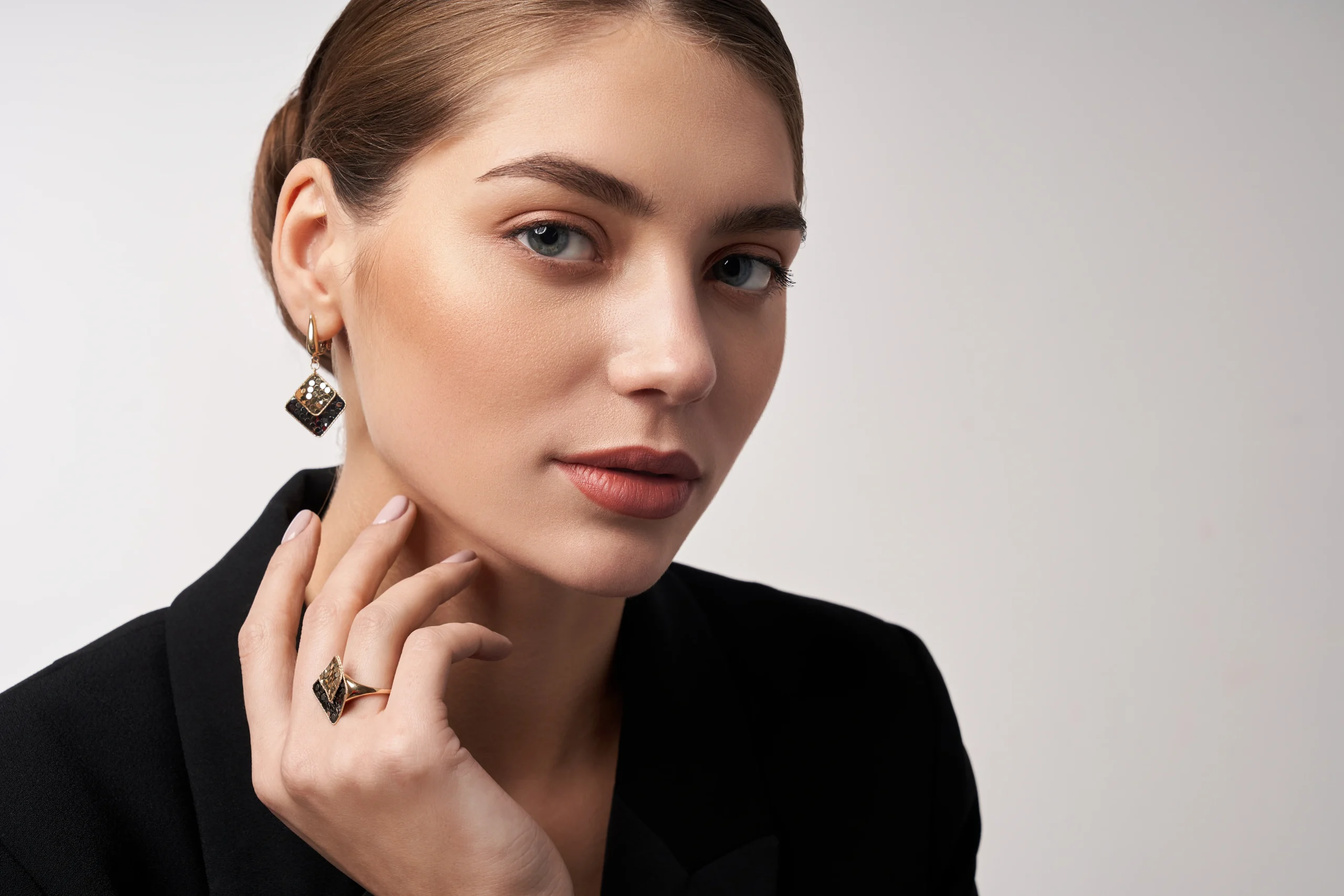 young-brunette-model-demonstrating-jewelry
