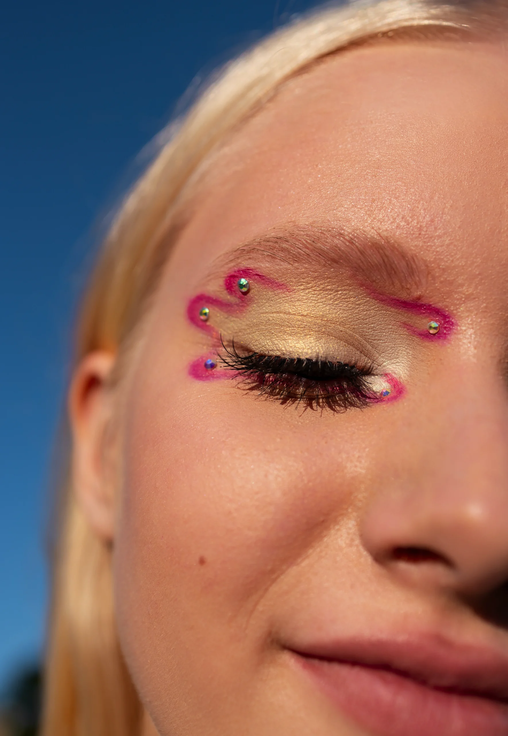 1-front-view-woman-with-graphic-eye-makeup